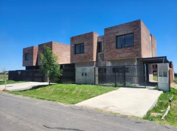 Casa · 89m² · 5 Ambientes · 1 Cochera · Venta Funes Norte Casa 2 Dorm. a Estrenar Financiacion