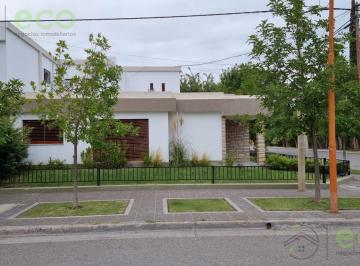 Casa · 5 Ambientes · 1 Cochera · Alquiler Casa 3 Dorm. Barrio Rosauer Cipolletti