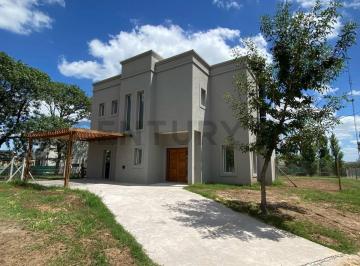 Casa · 4 Ambientes · 3 Cocheras · Casa con Pileta con Fondo a Pulmon