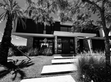 Casa · 300m² · 6 Ambientes · 2 Cocheras · Casa en Alquiler en Vistas de Puertos Escobar