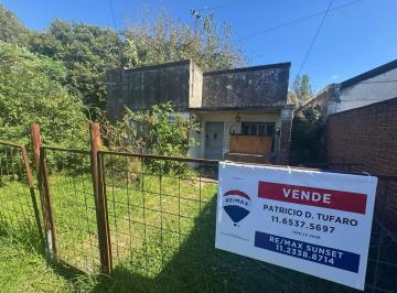 Casa · 70m² · 3 Ambientes · 1 Cochera · Venta Casa en Marmol a Reciclar con Gran Jardin