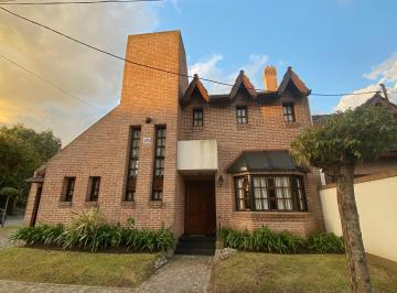 Casa de 5 ambientes, Ituzaingó · Casa en Ituzaingó Norte de Dos Plantas, en Excelente Estado y con Amplio Jardín.