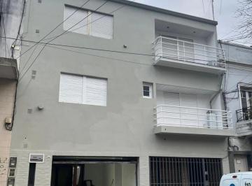Edificio · 446m² · 12 Ambientes · Edificio Comercial en Venta - 7 Unidades Funcionales - 632 m² - Paternal