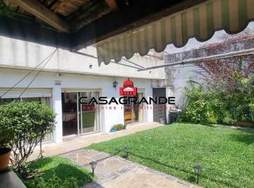 Casa · 190m² · 6 Ambientes · 2 Cocheras · Casa en Régimen de PH de Bajos, Amplio Fondo, Parrillero, Garaje