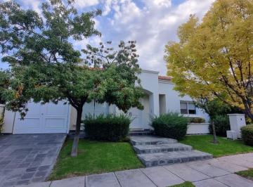 Casa · 250m² · 3 Dormitorios · 4 Cocheras · Casa en Barrio Palmares