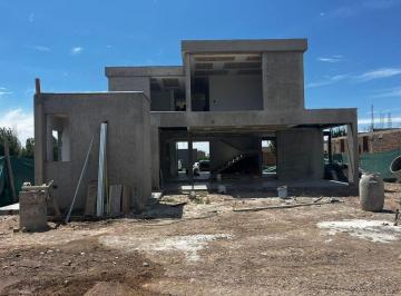 Casa · 220m² · 4 Ambientes · 2 Cocheras · Venta Casa en Lar de Vieytes - Luján de Cuyo