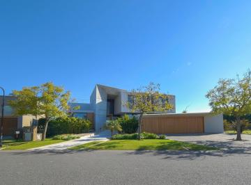 Casa · 602m² · 8 Ambientes · 3 Cocheras · Exclusiva Casa en Venta El Golf Nordelta Al Agua