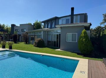 Casa · 325m² · 6 Ambientes · 2 Cocheras · Casas en Venta Village del Parque de Categoria