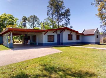 Casa · 170m² · 5 Ambientes · 3 Cocheras · Casa con Parque y Pileta en Venta La Plata