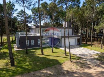 Casa · 300m² · 6 Ambientes · 1 Cochera · Vendo Casa en Isla del Golf Pinamar 4 Dorm.