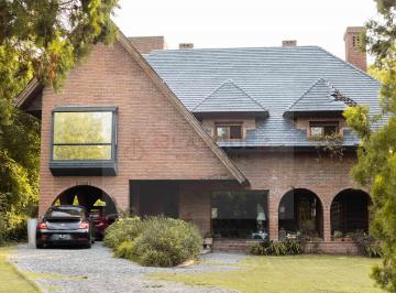 Casa de 8 ambientes, Malvinas Argentinas · Impresionante Casa en Los Nogales: Elegancia y Espacios Abiertos.