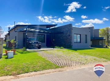 Casa · 178m² · 5 Ambientes · 2 Cocheras · Casa 5 Ambientes en Venta en Ezeiza, Patio Ingles