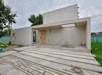 Casa · 160m² · 4 Ambientes · Casa en Venta en Fincas de Duggan 3 Dorm.