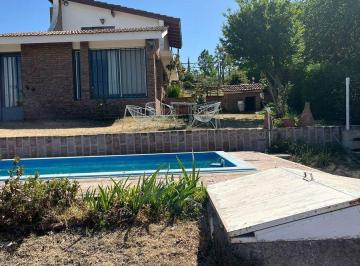 Casa · 160m² · 6 Ambientes · 1 Cochera · Casa en Villa Parque Siquiman