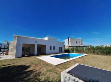 Casa · 141m² · 4 Ambientes · 2 Cocheras · Venta Casa 4 Amb Haras Sta María Adelanto Financia