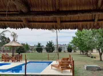 Quinta vacacional · 100m² · 1 Dormitorio · 4 Cocheras · Casa Quinta en Venta Sobre Lote 3000 m²