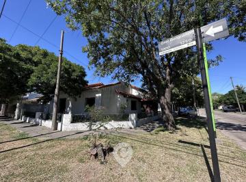 Casa · 210m² · 4 Ambientes · 1 Cochera · Casa en Venta de 3 Dorm.. Oficina Indep. Patio y Cochera. Centro Campana