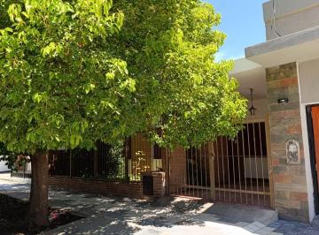 frente sobre calle Alberdi · Excelente Propiedad (Casa + Departamento) Barrio Las Flores