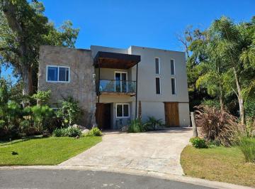 Casa · 380m² · 7 Ambientes · Casa en Venta Barrio Privado Alvear de Benavidez