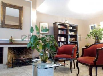 Casa · 194m² · 4 Dormitorios · Oportunidad! Hermosa Casa C/piscina! - Posible Uso Comercial