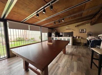 Casa · 210m² · 6 Ambientes · 2 Cocheras · Venta de Casa. 4 Dorm.. Apto Crédito. Jardín. Galería Cerrada.