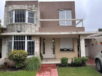 Casa · 210m² · 6 Ambientes · 2 Cocheras · Venta de Casa. 4 Dorm.. Apto Crédito. Jardín. Galería Cerrada.