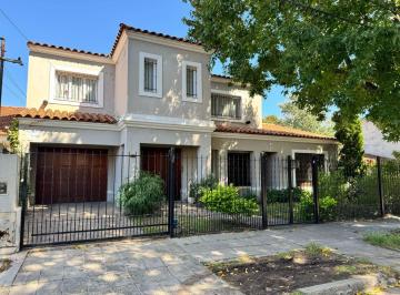 Casa de 4 ambientes, Almirante Brown · Impecable Chalet de Categoría