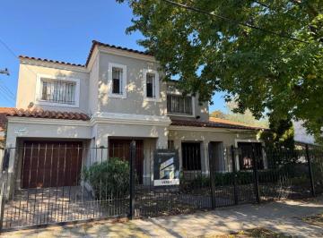 Casa de 4 ambientes, Almirante Brown · Chalet - 3 Dorm. - Jardin - Pileta - Garage Varios Autos - Nuevas Condiciones