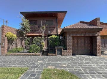 Casa · 240m² · 4 Ambientes · 1 Cochera · Casa - 5 Ambientes - Merlo Sur