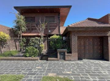 Casa · 240m² · 4 Ambientes · 1 Cochera · Casa - 5 Ambientes - Merlo Sur