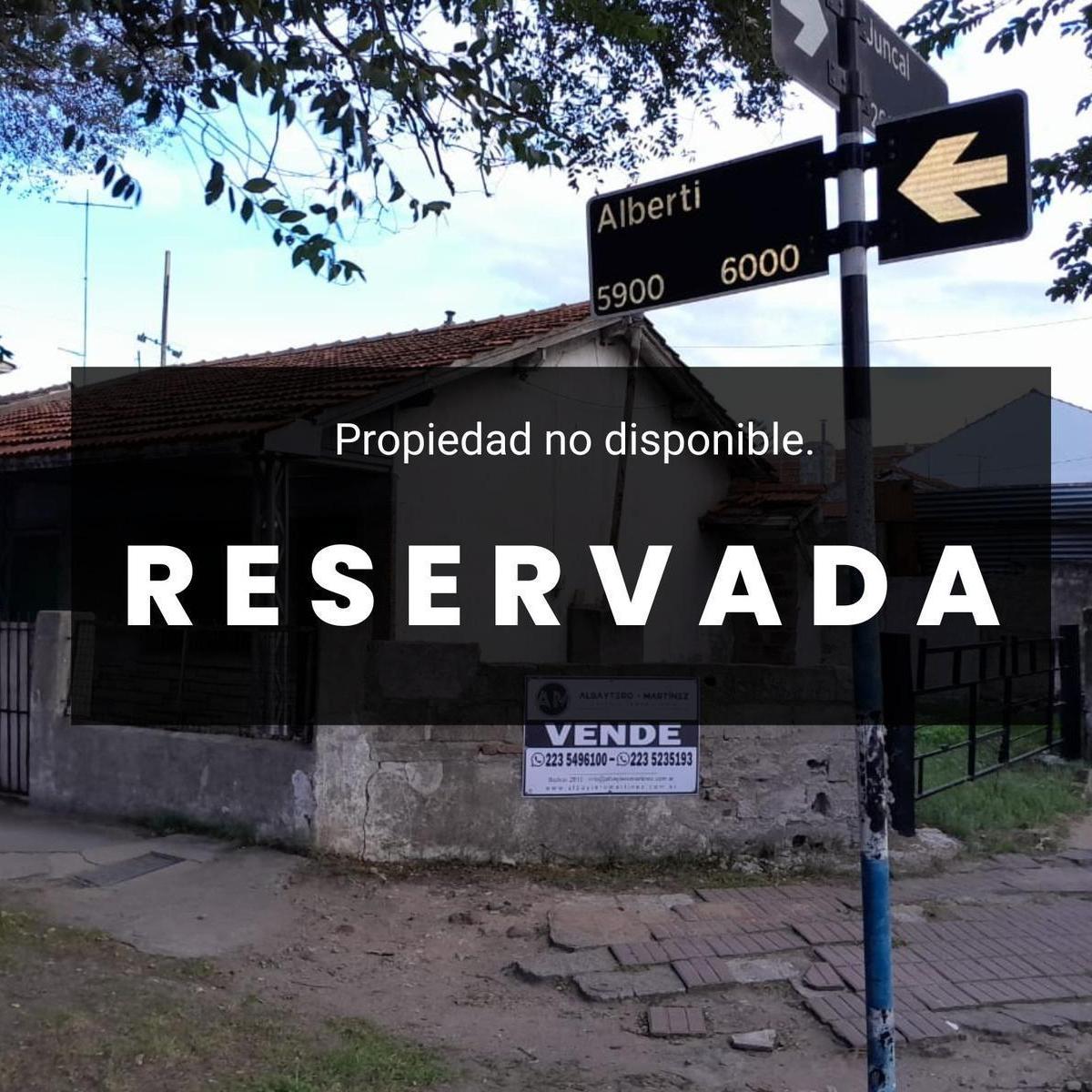 Lote en esquina de 220m² con taller de 40m² para demoler o refaccionar