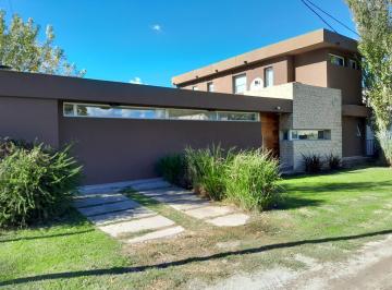 Casa · 290m² · 5 Ambientes · Casa en Los Acantilados