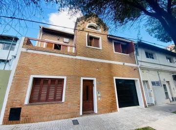 Casa · 207m² · 5 Ambientes · 2 Cocheras · Casa de 4 Dorm. con Cochera Doble y Patio en Venta