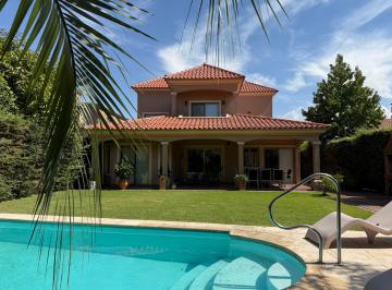 Casa de 6 ambientes, Dorrego · 3 Hab/3 Baños/piscina/amplio Jardín/b° La Barraca