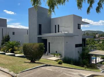 Casa de 5 ambientes, Villa Carlos Paz · Venta Casa Tres Dorm. con Pileta en Country Altos de Carlos Paz