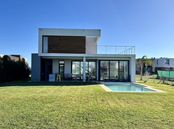 Casa · 230m² · 5 Ambientes · 2 Cocheras · Casa en Venta en Terralagos Canning