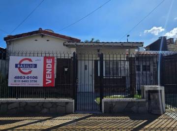Casa · 57m² · 3 Ambientes · 2 Cocheras · Casa 3 Ambientes a Reciclar con Jardín y Doble Cochera en Villa Adelina