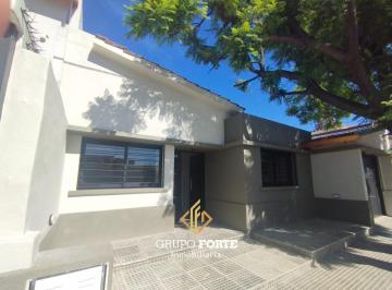 Casa · 160m² · 4 Ambientes · 3 Cocheras · Casa Venta Villa Cabrera 3 Dorm.