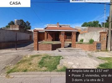 Casa · 281m² · 6 Ambientes · 1 Cochera · Dos Casas y Pileta en Gran Lote en Echeverria Al 400