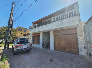 Casa · 315m² · 5 Ambientes · 2 Cocheras · Casa de 4 Dorm., Parque y Quincho en Lomas de Zamora