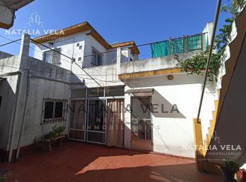 Casa · 143m² · 8 Ambientes · 3 Cocheras · Venta en Bloque Casa + 2 Departamentos en San Francisco Solano – Apto Crédito