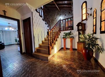 Casa · 240m² · 4 Ambientes · 1 Cochera · Oportunidad! Escucha Oferta! Muy Lindo Chalet - 3 Dorm. - Temperley