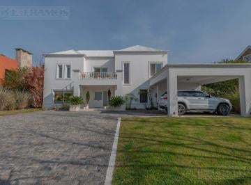 Casa · 268m² · 7 Ambientes · Casa con 4 Dorm. en Venta en Los Castores