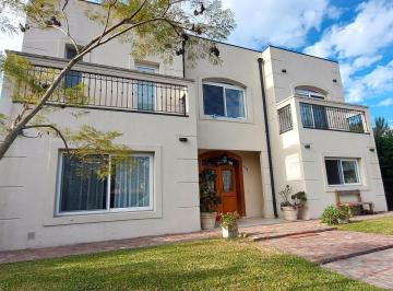 Casa · 309m² · 7 Ambientes · Apt Credito. Gran Calidad. Muy Amplia. Lote 1.212 m².
