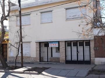 Casa · 90m² · 8 Ambientes · 1 Cochera · Casa de Dos Plantas en Venta! Muy Amplia y Luminosa