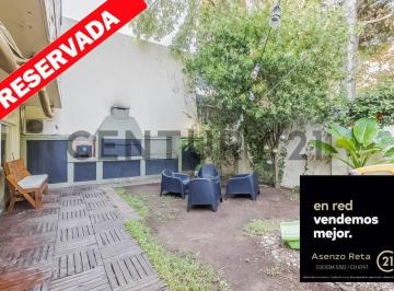 Departamento · 70m² · 4 Ambientes · Venta de Departamento 4 Ambientes en Pb, Versalles 140 m² Totales. con Jardín y Parrilla.