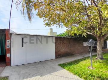Casa · 140m² · 4 Ambientes · 1 Cochera · Casa de 3 Dorm. en Alquiler