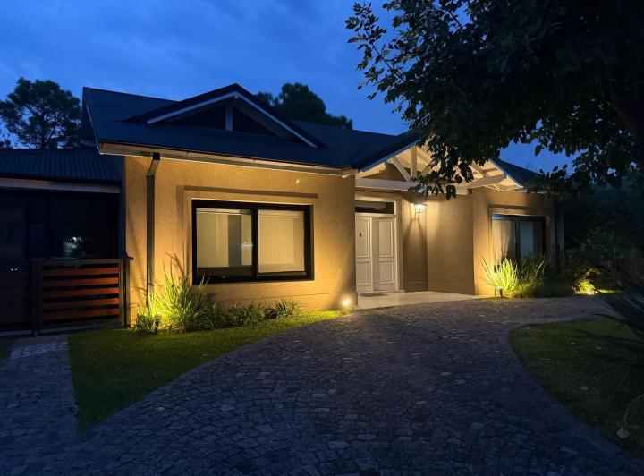 Casa · 182m² · 4 Ambientes · 1 Cochera
