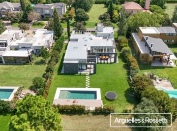 Casa · 385m² · 5 Ambientes · 2 Cocheras · Casa 4 Dorm. Kentucky Club de Campo