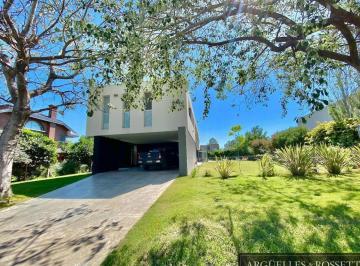 Casa · 310m² · 5 Ambientes · 2 Cocheras · Casa 3 Dorm. Kentucky Funes
